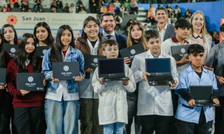 Orrego entregó nuevas computadoras y el programa ya alcanzó a casi 13 mil estudiantes