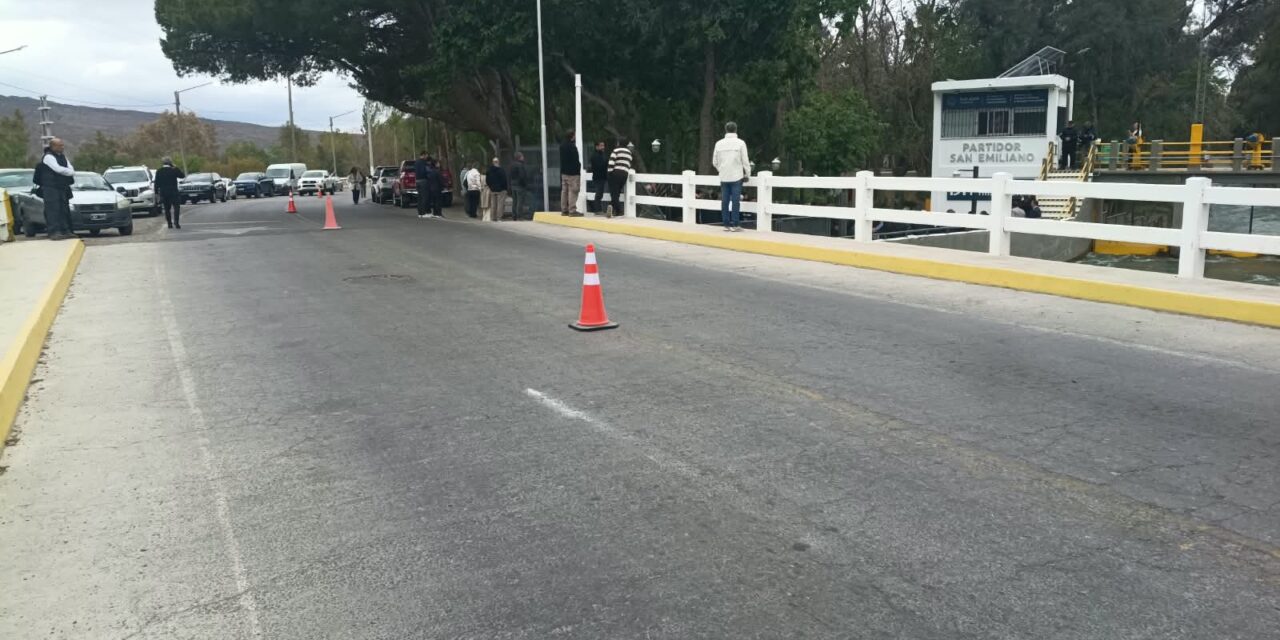 Apagaron una quema de residuos en el dique Ignacio de la Roza antes de la bendición de las aguas