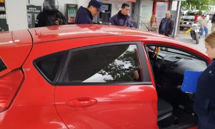 Caucete: Se quedó dormido dentro del auto mientras esperaba cargar GNC y tuvo que intervenir la Policía