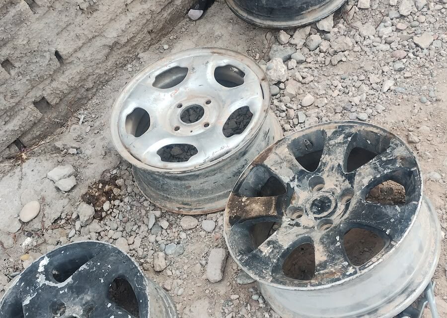 Pocito: los sorprendieron tras un presunto robo en un desarmadero y recuperaron cinco llantas
