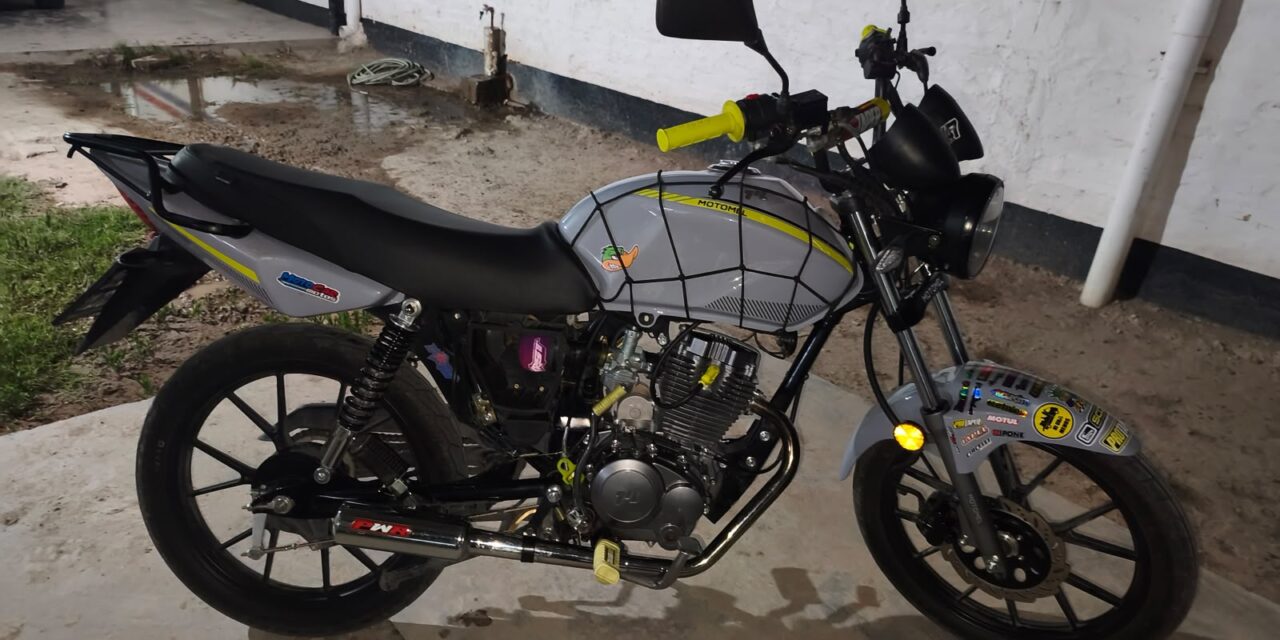 Hacía zigzag y aceleraba con el escape libre en Caucete: escapó de la Policía y abandonó la moto
