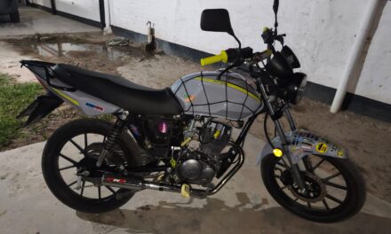 Hacía zigzag y aceleraba con el escape libre en Caucete: escapó de la Policía y abandonó la moto