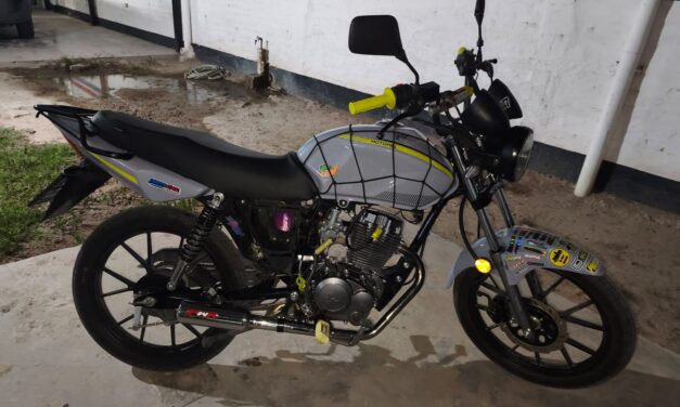 Hacía zigzag y aceleraba con el escape libre en Caucete: escapó de la Policía y abandonó la moto