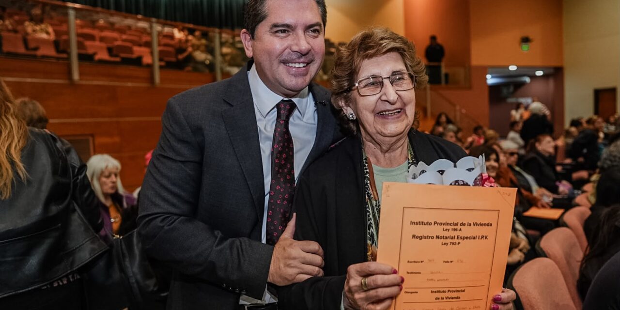 Orrego entregó 442 escrituras y 15 departamentos tendrán nuevas familias con la propiedad de sus viviendas