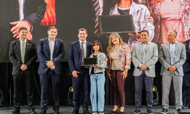 Orrego entregó casi 1.400 computadoras a estudiantes de Chimbas, Zonda y Ullum