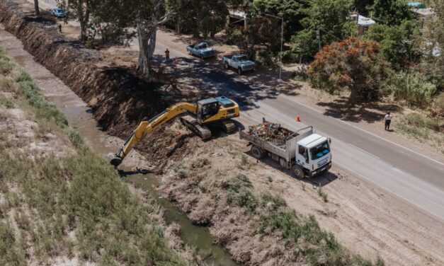 Limpian desagües y drenes en San Martín y 25 de Mayo para prevenir problemas ante posibles crecientes