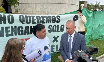 La familia de Uriel llevó su reclamo a la Legislatura y Fabián Martín prometió cambios