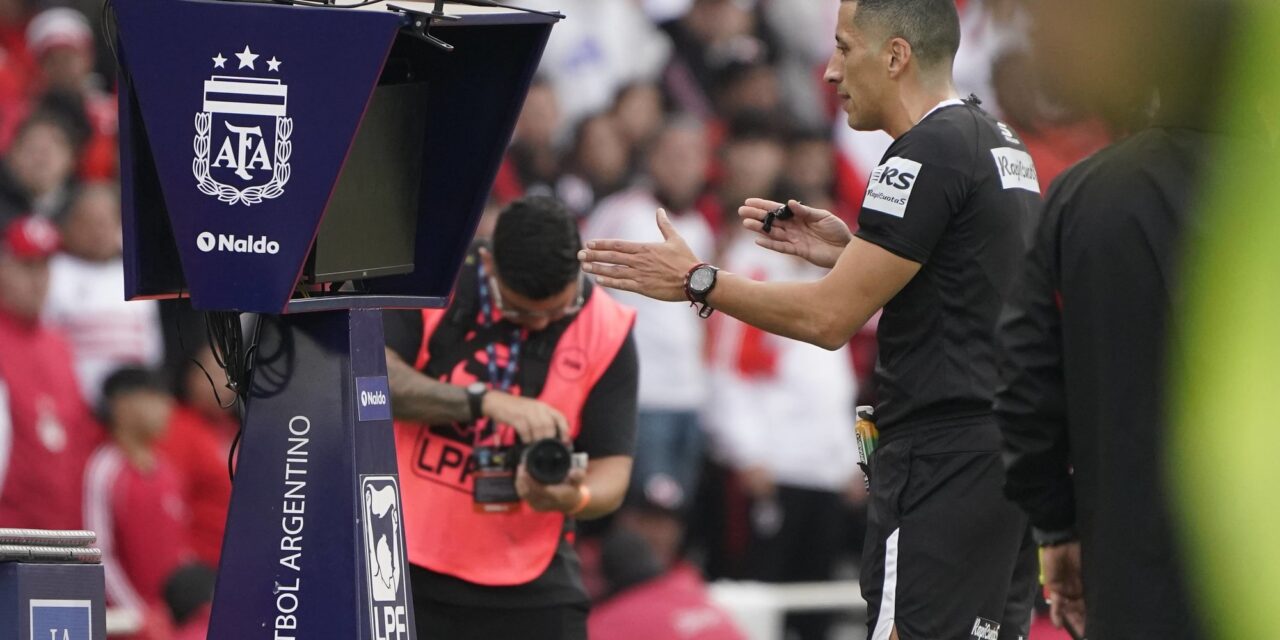 Las intervenciones del VAR que hacen ruido en el Millonario antes del Superclásico contra Boca