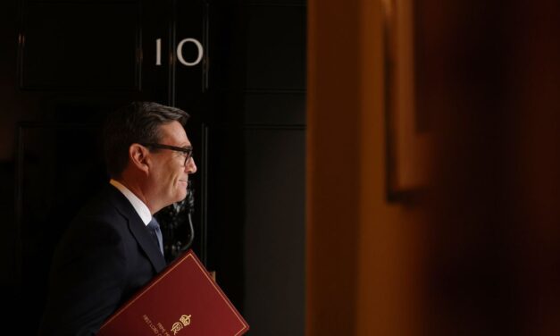 El Reino Unido pidió apoyo a Chile por Malvinas en una llamada entre Andy Burnham y José Antonio Kast