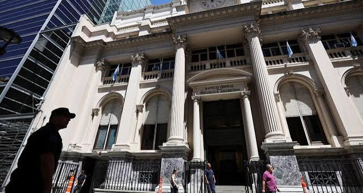Abogado denunciante pidió detener e indagar a Luis Caputo, Santiago Bausili y Juan Curutchet por las operaciones con el oro del Banco Central