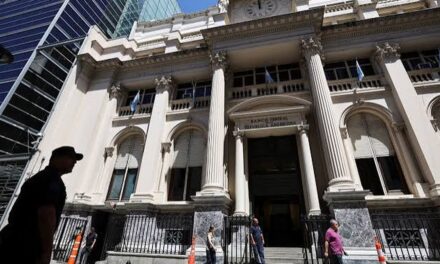 Abogado denunciante pidió detener e indagar a Luis Caputo, Santiago Bausili y Juan Curutchet por las operaciones con el oro del Banco Central