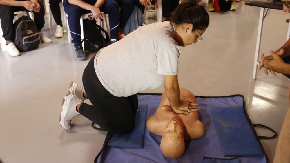 A días del IRONMAN, preparan a los voluntarios en RCP y primeros auxilios