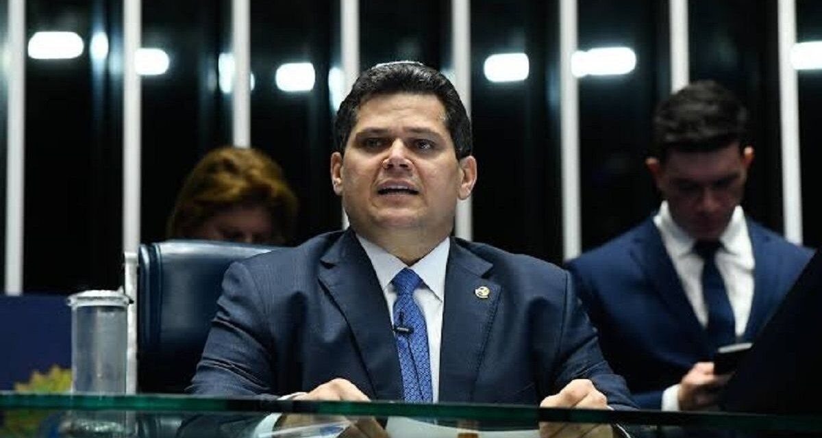 El presidente del Senado negocia un posible indulto a Jair Bolsonaro a cambio del apoyo de la derecha