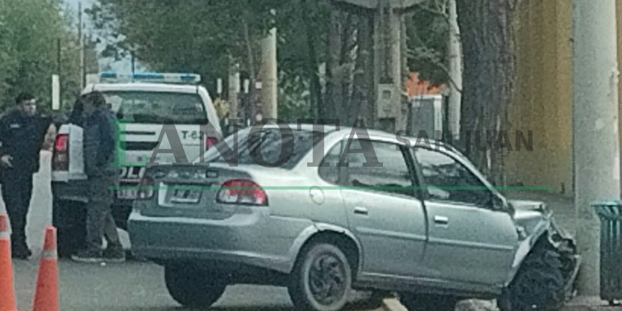 Un Corsa Classic chocó contra un pilar en el cruce de Las Heras y San Luis