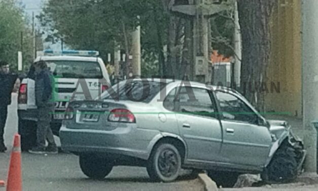 Un Corsa Classic chocó contra un pilar en el cruce de Las Heras y San Luis