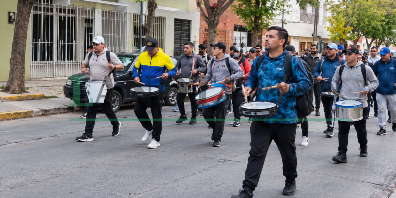 Los choferes marchan a Trabajo y mantienen el paro hasta que termine la conciliación