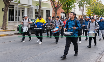 Los choferes marchan a Trabajo y mantienen el paro hasta que termine la conciliación