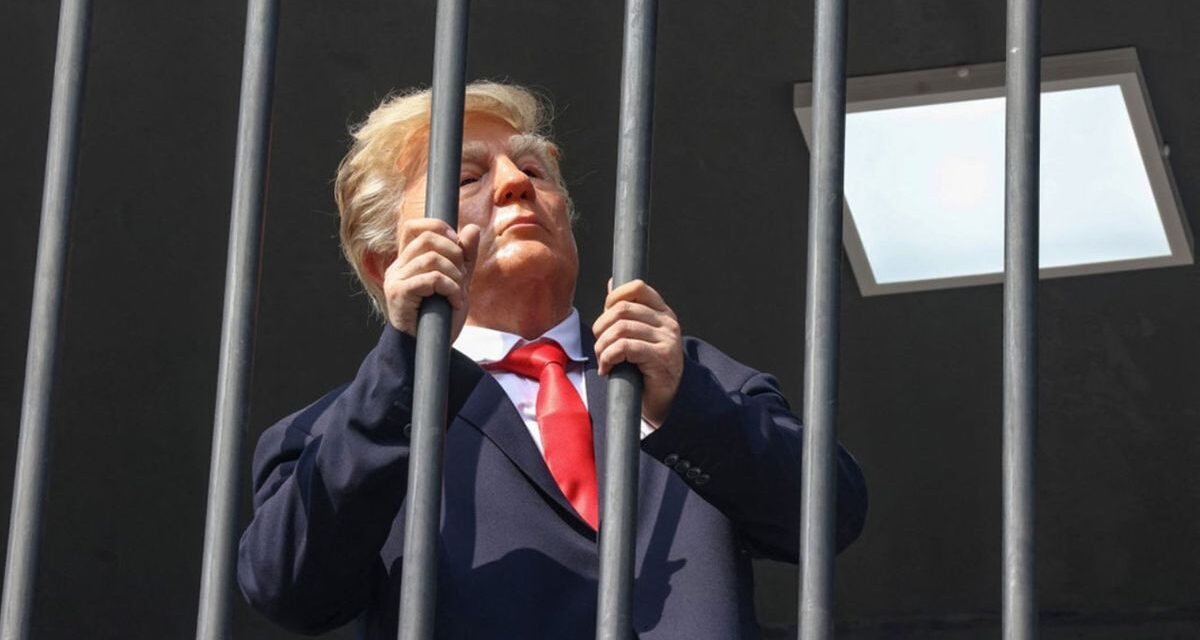Irán exhibe a un falso Donald Trump preso en una plaza de Teherán en plena tensión con EEUU