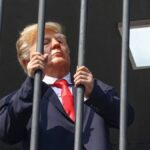 Irán exhibe a un falso Donald Trump preso en una plaza de Teherán en plena tensión con EEUU