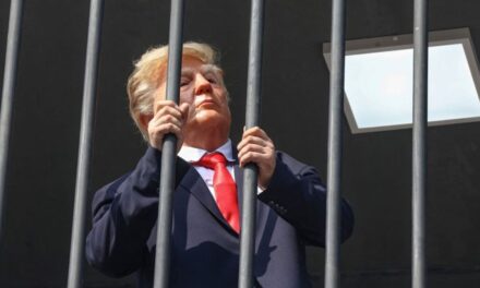 Irán exhibe a un falso Donald Trump preso en una plaza de Teherán en plena tensión con EEUU