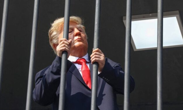 Irán exhibe a un falso Donald Trump preso en una plaza de Teherán en plena tensión con EEUU