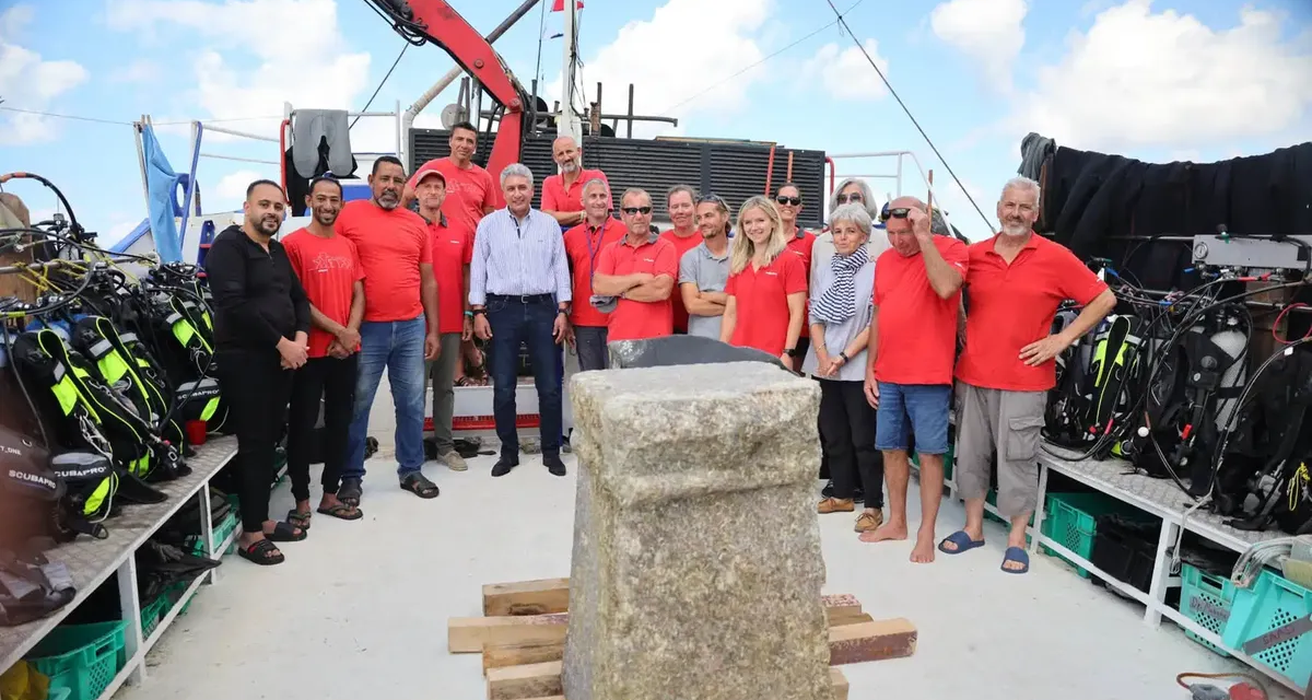 Descubren bajo el mar un anillo de bronce con la imagen del faro de Alejandría, una de las antiguas siete maravillas del mundo