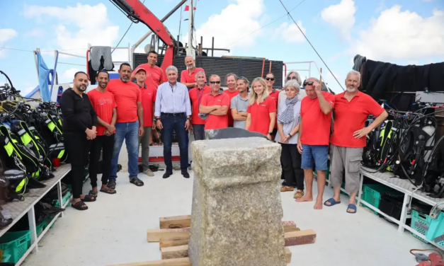 Descubren bajo el mar un anillo de bronce con la imagen del faro de Alejandría, una de las antiguas siete maravillas del mundo