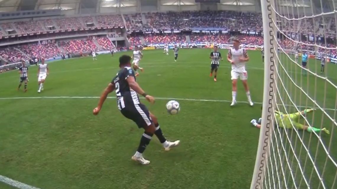La polémica en Central Córdoba vs. Estudiantes: la mano de Maciel sobre la línea y la roja que no llegó