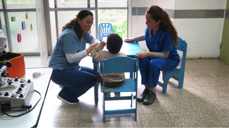El Rawson consolida un espacio clave para pacientes con baja visión y ya sigue a 22 personas