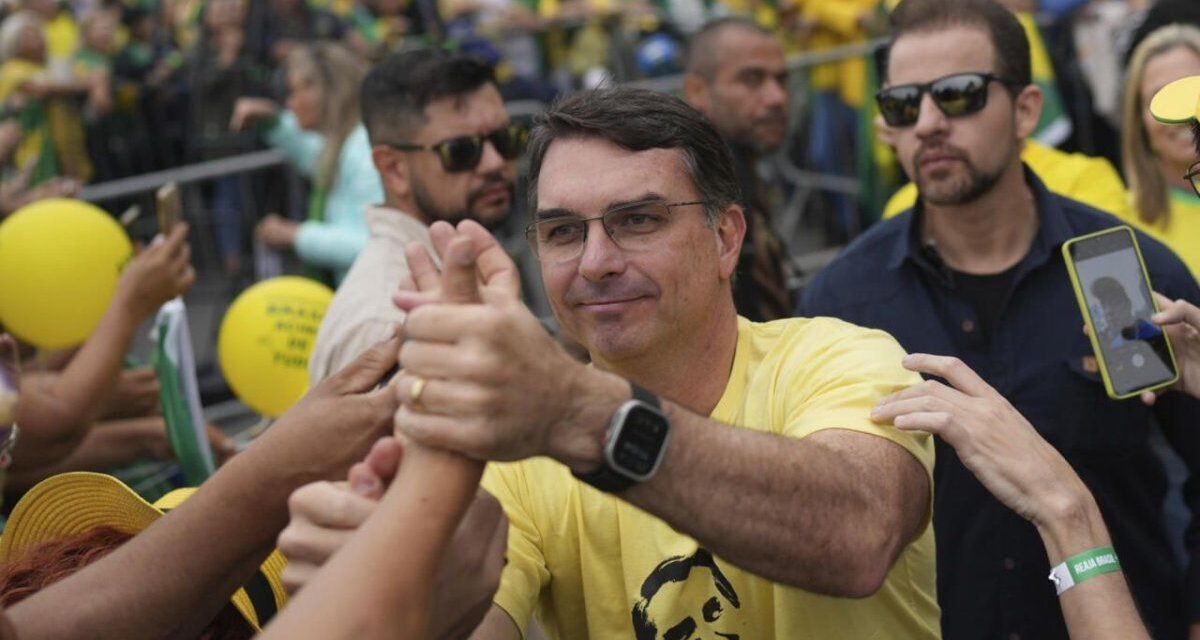 ¿Sorpresa para Donald Trump? Flávio Bolsonaro promete cooperar con China si es electo