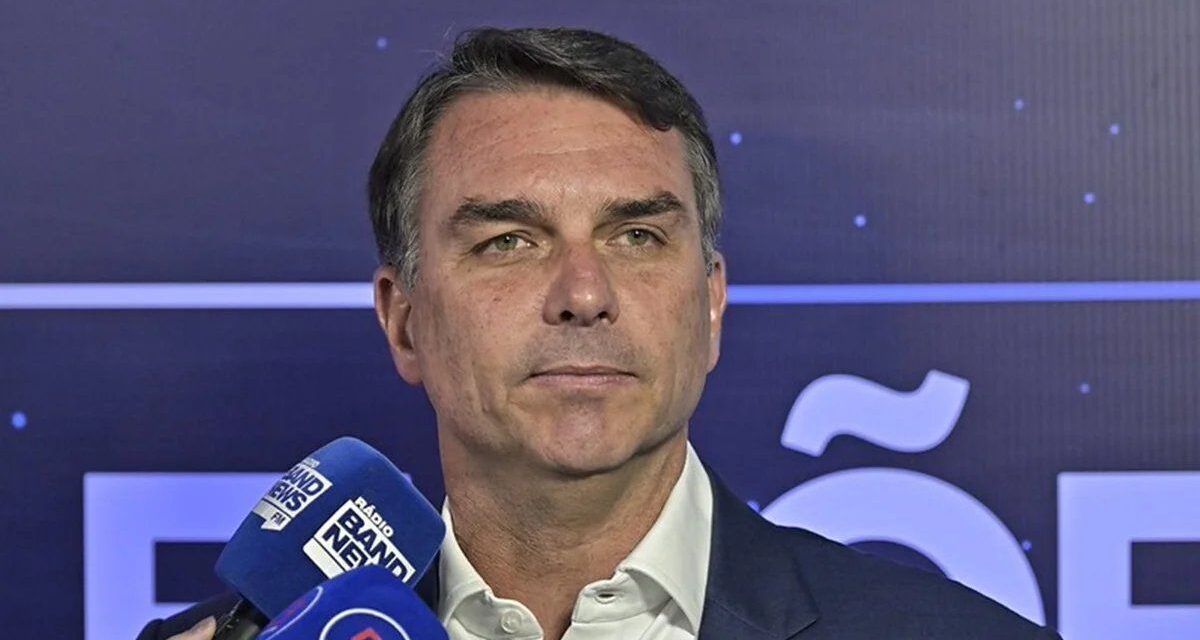 La Policía de Brasil investiga si Flávio Bolsonaro se fugó a la Argentina para viajar a EEUU en un avión privado