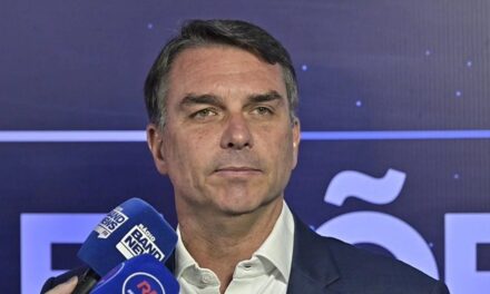 La Policía de Brasil investiga si Flávio Bolsonaro se fugó a la Argentina para viajar a EEUU en un avión privado