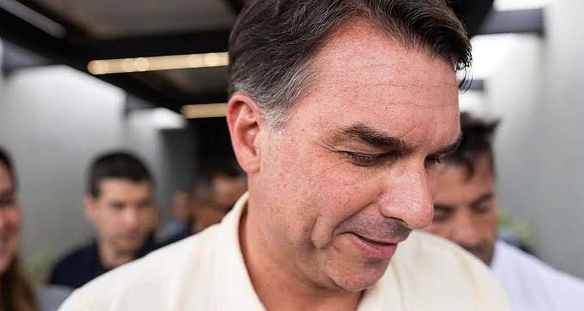 El Gobierno confirmó que Flávio Bolsonaro entró al país y viajó en un avión privado desde Puerto Iguazú hacia Ecuador