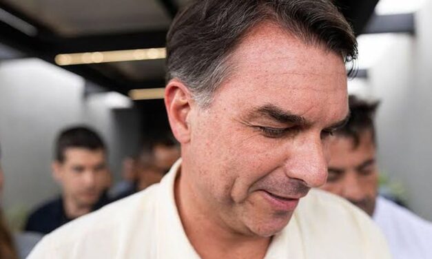 El Gobierno confirmó que Flávio Bolsonaro entró al país y viajó en un avión privado desde Puerto Iguazú hacia Ecuador