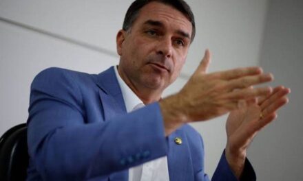 Flávio Bolsonaro celebró la ventaja sobre Lula y se mostró confiado de cara a la segunda vuelta: "Es el fin de la era PT"