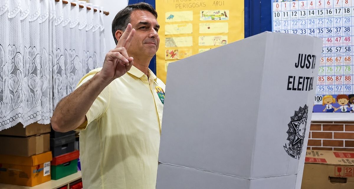 Flávio Bolsonaro superó a Lula, pero habrá segunda vuelta