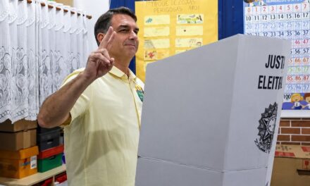 Flávio Bolsonaro superó a Lula, pero habrá segunda vuelta