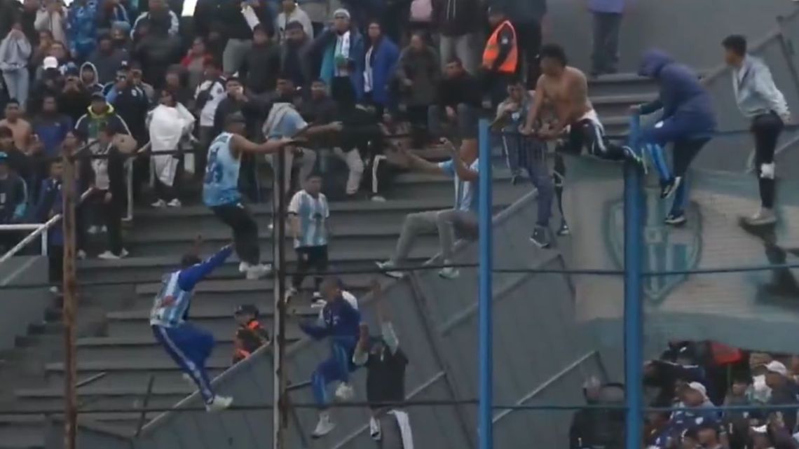 Escándalo en el clásico del Norte: peleas entre hinchas y escenas de violencia en las tribunas