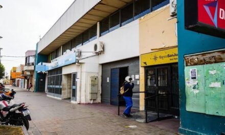 Un niño de 3 años llegó solo en un Uber a Rawson y la Policía investiga qué ocurrió