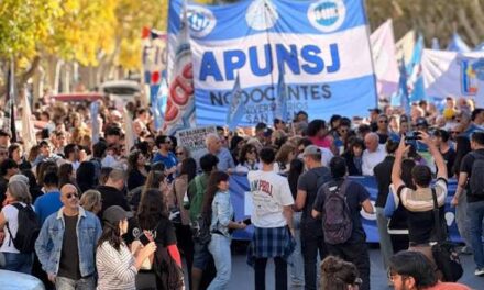 La comunidad universitaria marchó en San Juan contra el ajuste de Milei