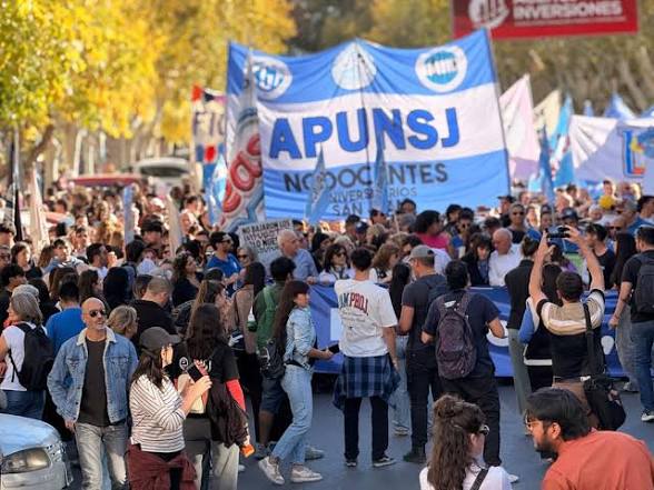 La comunidad universitaria marchó en San Juan contra el ajuste de Milei