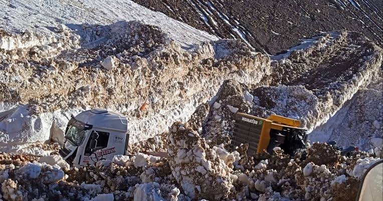 Un camion minero perdió el control durante una subida hacia la cordillera