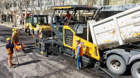 La Ciudad inicia la semana con trabajos de repavimentación en calle Santa