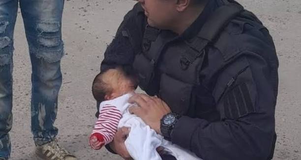 Dos policías le salvaron la vida a un bebé de tres semanas que se ahogaba mientras era amamantado