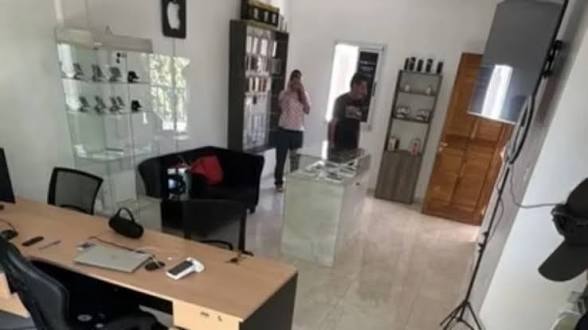 Robo millonario en Rivadavia: se llevaron 20 iPhones y una PlayStation 5