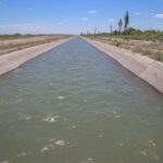 Dramático rescate en Albardón: un hombre cayó al canal y fue salvado antes de ser arrastrado por la corriente