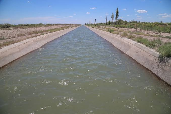 Dramático rescate en Albardón: un hombre cayó al canal y fue salvado antes de ser arrastrado por la corriente