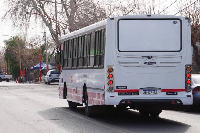 Por el paro de colectivos, Educación justificará las faltas y suspenderá evaluaciones
