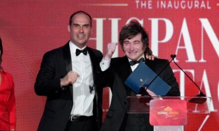 Desde EEUU, Javier Milei respaldó a Flávio Bolsonaro y llamó a consolidar un escudo contra el socialismo
