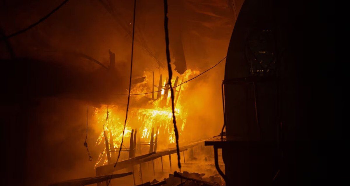 Un incendio arrasó el mercado más antiguo de París y encendió las alarmas por su estructura